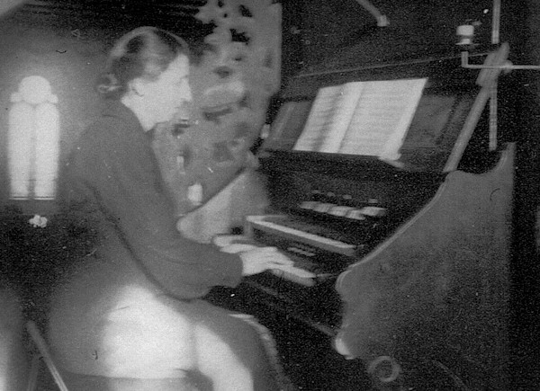Orgel in der Kirche zu Hela um 1940 - Es spielt Linette Dührung geb. Reinhardt, Jg. 1907