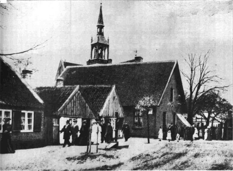 Die Helschen verlassen die Kirche nach dem Gottesdienst - um 1900